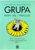 Grupa bawi się i pracuje
