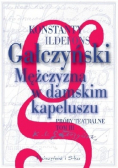 Mężczyzna w damskim kapeluszu. Próby teatralne