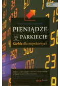Pieniądze leżą na parkiecie