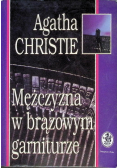 Mężczyzna w brązowym garniturze