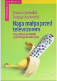 Naga małpa przed telewizorem