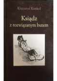Ksiądz z rozwiązanym butem