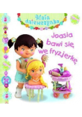 Mała dziewczynka  Joasia bawi się we fryzjerkę