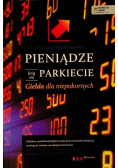 Pieniądze leżą na parkiecie