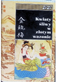 Kwiaty śliwy w złotym wazonie