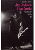 Joy Division i Ian Curtis przejmujący z oddali