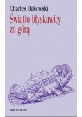Światło błyskawicy za górą
