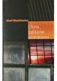 Okna zatkane szmatami