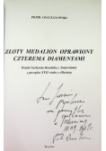 Złoty medalion oprawiony czterema diamentami