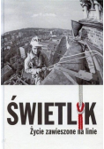 Świetlik życie zawieszone na linie