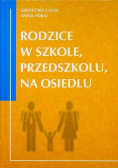 Rodzice w szkole przedszkolu  na osiedlu