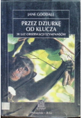 Przez dziurkę od klucza 30 lat obserwacji szympansów