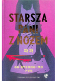 Starsza pani z nożem