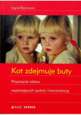 Kot zdejmuje buty