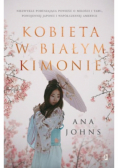 Kobieta w białym kimonie