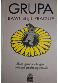 Grupa bawi się i pracuje
