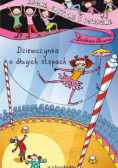 Dziewczynka o długich stopach Ładne sprytne i odważne