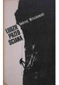 Ludzie przed ścianą