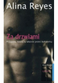 Za drzwiami