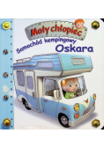 Mały chłopiec  Samochód kempingowy Oskara