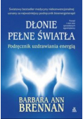 Dłonie pełne światła