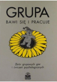 Grupa bawi się i pracuje