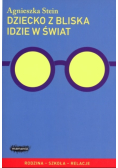 Dziecko z bliska idzie w świat