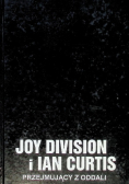 Joy Division i Ian Curtis przejmujący z oddali