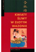 Kwiaty śliwy w złotym wazonie