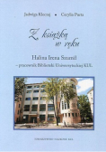 Z książką w ręku