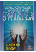 Dłonie pełne światła