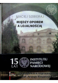 Między oporem a lojalnością