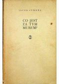 Co jest za tym murem?