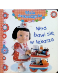 Mała dziewczynka Nina bawi się w lekarza