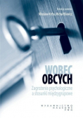 Wobec obcych zagrożenia psychologiczne a stosunki międzygrupowe