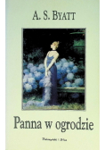 Panna w ogrodzie