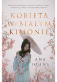 Kobieta w białym kimonie