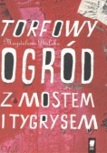 Torfowy ogród z mostem i tygrysem