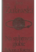 Na srebrnym globie rękopis z księżyca