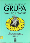 Grupa bawi się i pracuje