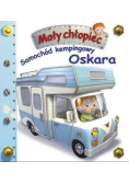 Mały chłopiec  Samochód kempingowy Oskara