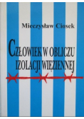Człowiek w obliczu izolacji więziennej