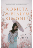 Kobieta w białym kimonie