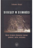 Siedzący w ciemności