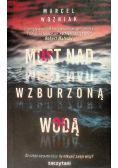 Most nad wzburzoną wodą