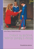 Dzieci są gośćmi którzy pytają o drogę