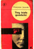 Trzy białe goździki