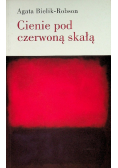 Cienie pod czerwoną skałą