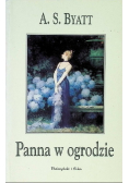 Panna w ogrodzie