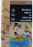 Kwiaty śliwy w złotym wazonie
